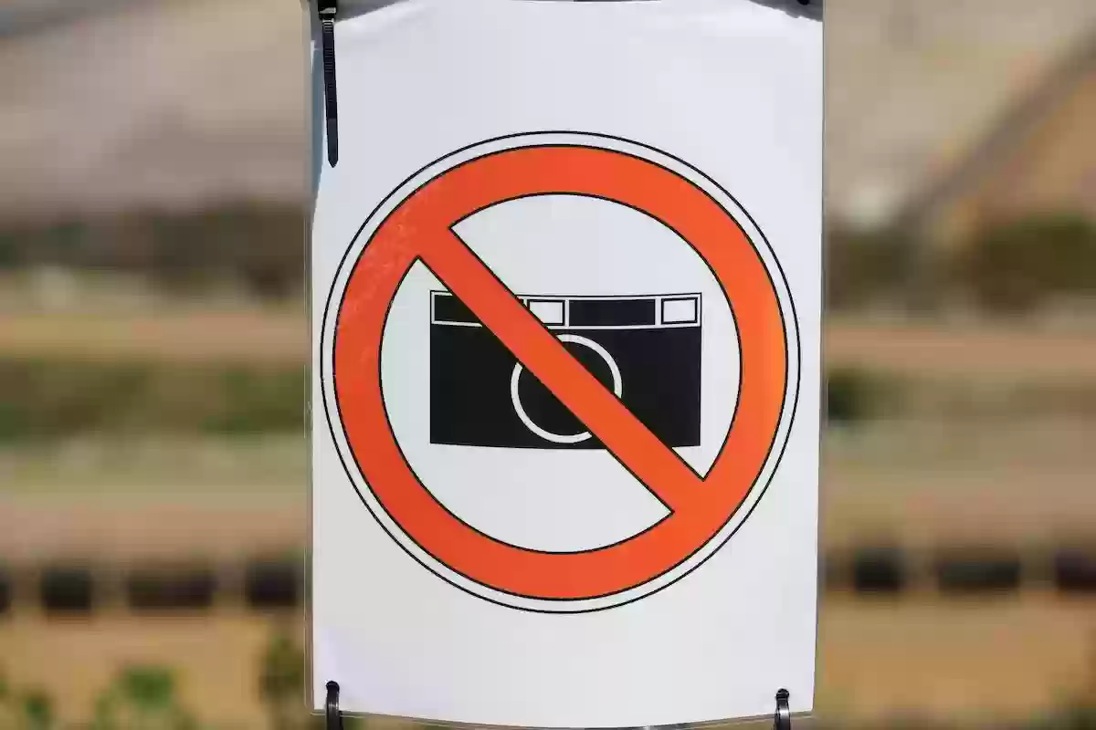 الداخلية السعودية تُعلن غرامة التصوير بدون اذن وهذه طريقة الشكوى على المصور